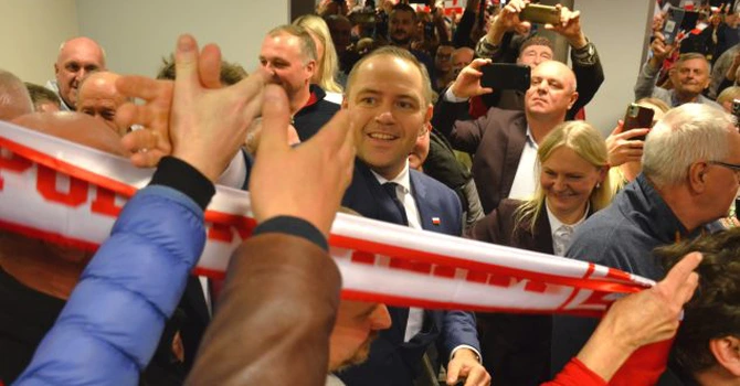 Președintele Poloniei Karol Nawrocki, un rival politic al prim-ministrului Donald Tusk, blochează participarea țării la programul UE de înarmare SAFE