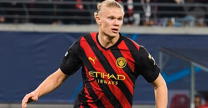 Jucătorul de fotbal Erling Haaland a cumpărat cea mai scumpă carte vândută vreodată în Norvegia și ulterior a donat-o