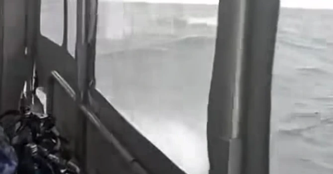 Forțele Navale Române continuă acțiunile de căutare a marinarilor dispăruți în urma scufundării remorcherului Astana