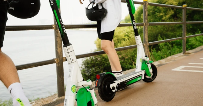 Lime introduce abonamentul lunar pentru trotinete. Cât costă în București față de restul țării