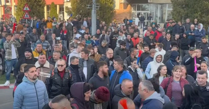Sute de mineri protestează în fața sediului CE Oltenia din Târgu Jiu
