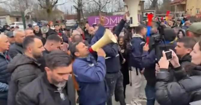 Circa 1.500 de persoane participă la protestul minerilor de la Târgu-Jiu. Manifestația a început în fața sediului CE Oltenia și după aceea oamenii au pornit în marș prin oraș (VIDEO)