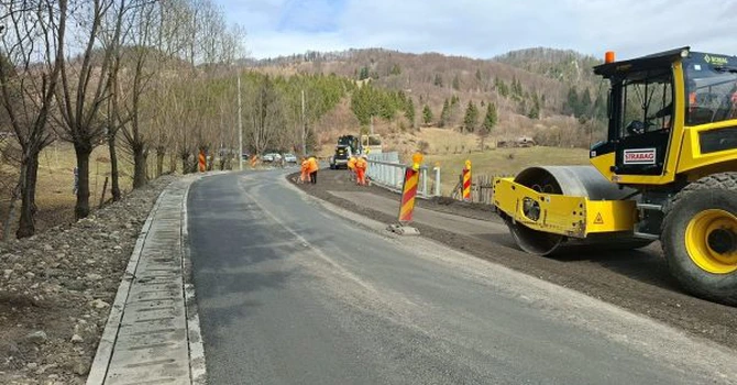 Anunţ de la STRABAG: Stadiul lucrărilor de reabilitare a DN 73 – progres constant pe un traseu esențial pentru zonă