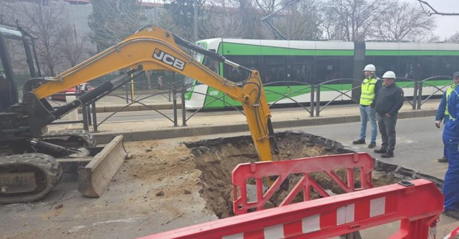 Restricţiile pe șoseaua Mihai Bravu, acolo unde s-a prăbușit o parte din carosabil, se mențin