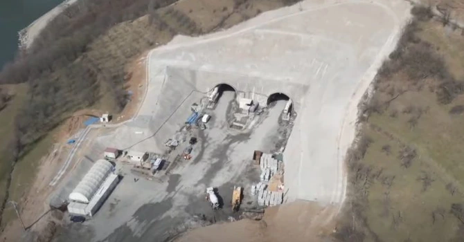 VIDEO Autostrada A1 Sibiu – Pitești: Turcii de la Mapa – Cengiz cresc mobilizarea la 500 de muncitori pe secțiunea 2, unde se lucrează non-stop