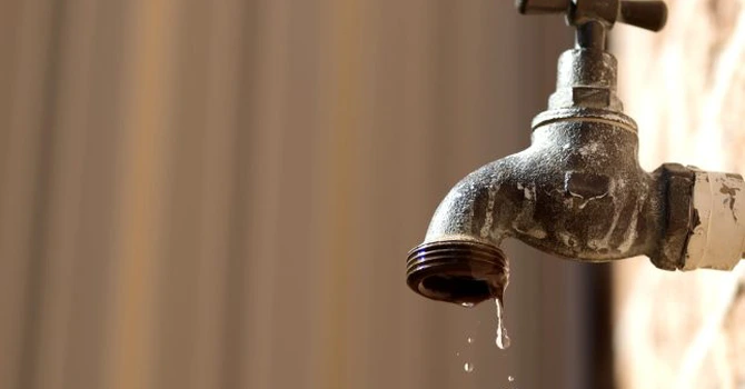 Ministerul Energiei: Furnizarea apei calde a fost reluată progresiv în București în urma incendiului de azi-noapte de la CET Vest