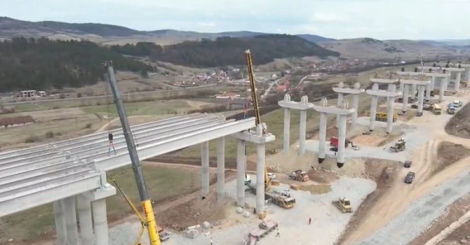 VIDEO Autostrada Transilvania: Turcii de la Ozaltin au montat jumătate din grinzi la viaductul de 2 kilometri