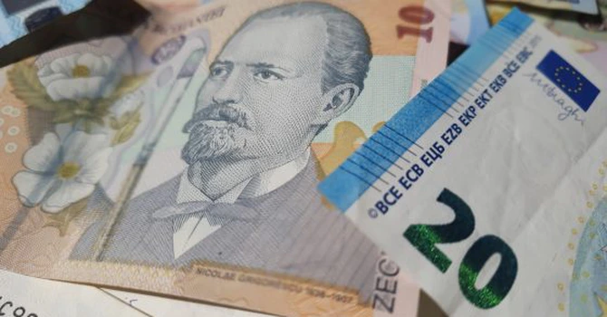 Leul s-a depreciat, joi, în raport cu euro şi dolarul american