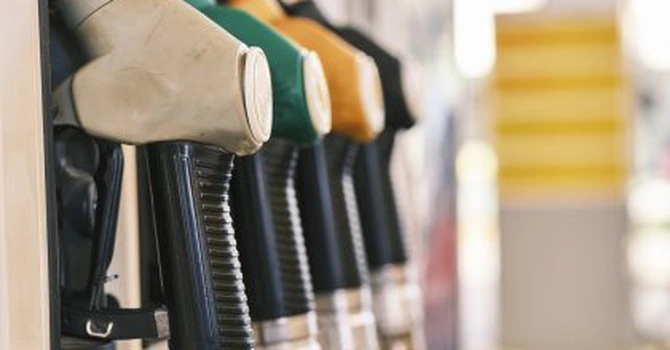 Carburanții s-au scumpit din nou, pragul de 9 lei pe litru este aproape. Cât costă benzina și motorina azi, 12 martie