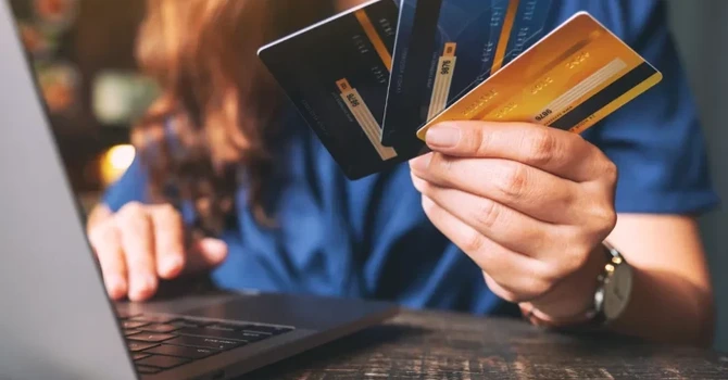 TABEL. Anunț pentru toți românii cu conturi și credite. Cresc comisioanele și în 2026. Cum arată cele mai bune oferte acum