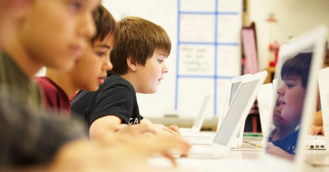 Ghid gratuit de inteligenţă artificială  – Cum să integrăm AI în procesul educaţional (ICDL România)