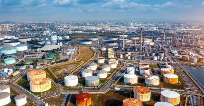 Fără precedent: Statele Agenţiei Internaţionale a Energiei pun pe piață 400 de milioane de barili de petrol din rezervele strategice, pentru a calma prețurile