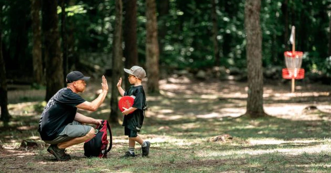 FOTO Sportul care aduce bani pentru primării și mediul privat a ajuns în România:  îl poate practica oricine. De la Oslo  la Burgas, disc golf prinde aripi în Europa