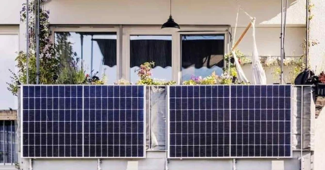 În ce condiții pot fi instalate sistemele fotovoltaice de balcon în România. Ce spune ANRE