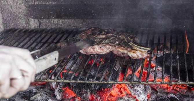 Cum influențează tipul de cărbune gustul preparatelor