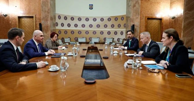 Prețurile carburanților și soluții. Despre ce au discutat șefii OMV și Petrom cu Bolojan și cu Nicușor Dan – surse