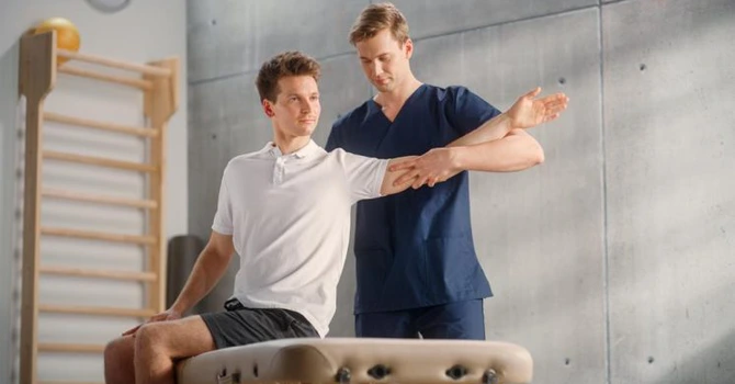 Ce este kinetoterapia și când este indicată? Ghid complet pentru pacienți