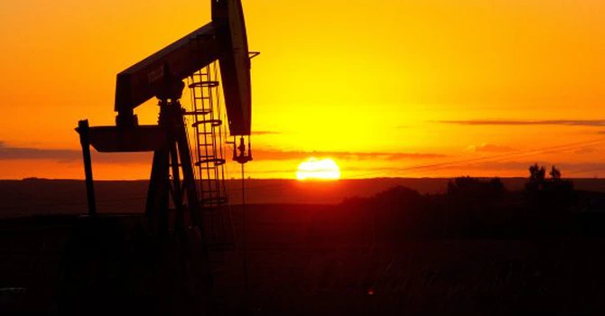 OPEC+ creşte producţia de petrol, dar avertizează asupra costului şi duratei reconstrucţiei infrastructurilor distruse de război