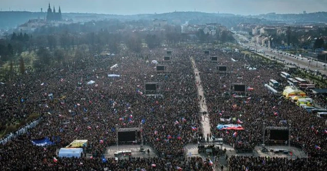 VIDEO Cehii au ieșit în stradă la cele mai mari proteste din istoria recentă. Scandări pro Uniunea Europeană