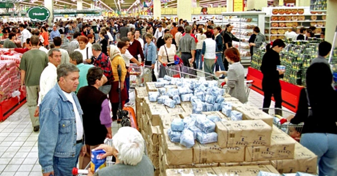 Şoc la raft. Românii vor resimţi creşteri de preţuri chiar din această lună, crede analistul economic Adrian Negrescu