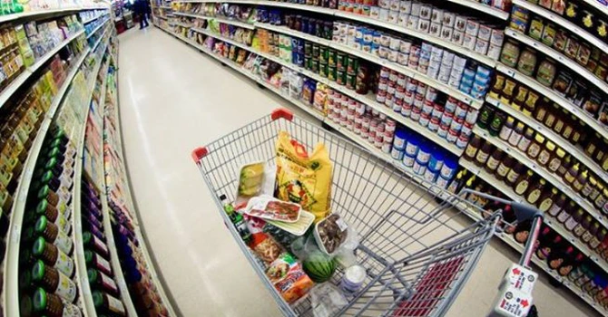 Ce alimente se scumpesc şi cu cât, până la sfârșitul anului – Avertismentul lanţurilor de magazine. Care sunt estimările pentru cursul euro/leu şi inflaţie în următoarele 12 luni