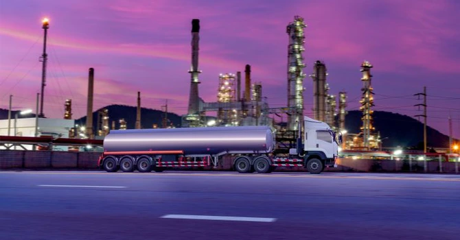 Transportatorii solicită Guvernului să scadă acciza la motorină. Altfel, alimentează în țări din regiune