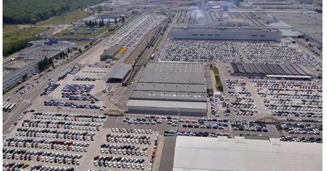 Reduceri de personal la uzina Dacia. 1.200 de angajaţi vor pleca, producţia va scădea pentru prima dată în 20 de ani – sindicat