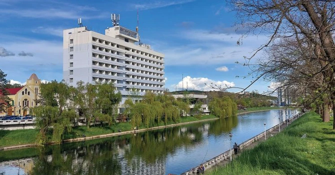 FOTO Se redeschide un celebru hotel din Oradea. Cum arată Continental Forum după investiții de 24.000 de euro pe cameră