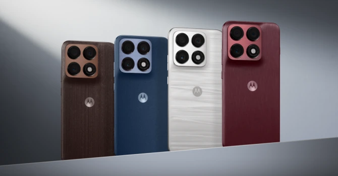 Motorola lansează în România patru noi modele de telefoane, inclusiv o ediție Swarovski și un smartphone pliabil