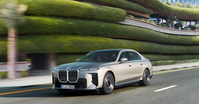 BMW a prezentat o nouă interpretare pentru Seria 7: Exterior „monolitic”, interior futurist, autonomie electrică majorată