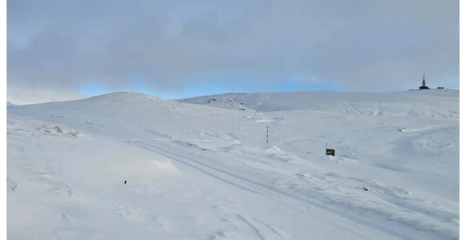 ANM avertizează că există un risc semnificativ de avalanșe în Munții Făgăraș și Bucegi la peste 1.800 de metri altitudine. Stratul de zăpadă de pe Vârful Omu depășește 2 metri