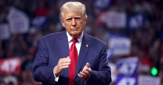 Trump amenință cu tarife vamale orice stat care vinde arme Iranului și spune că la Teheran a avut loc o schimbare de regim