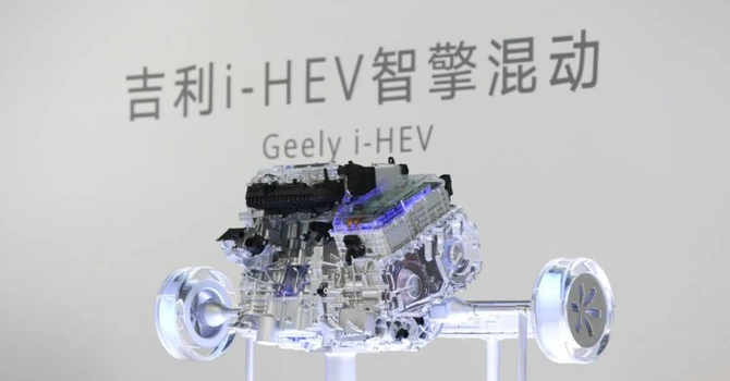 Geely a prezentat un sistem hibrid controlat de AI care poate reduce consumul de benzină la 2,22 l / 100 km