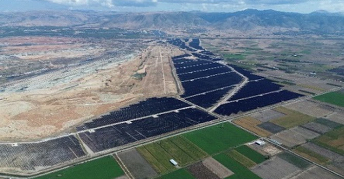 PPC a finalizat un ansamblu de parcuri fotovoltaice de peste 2.100 MW în nordul Greciei, cel mai mare din Europa, pe locul fostelor exploatări miniere