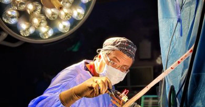 Neurochirurgia de înaltă performanță crește în regiune: peste 800 de intervenții DBS pentru Parkinson într-un singur centru