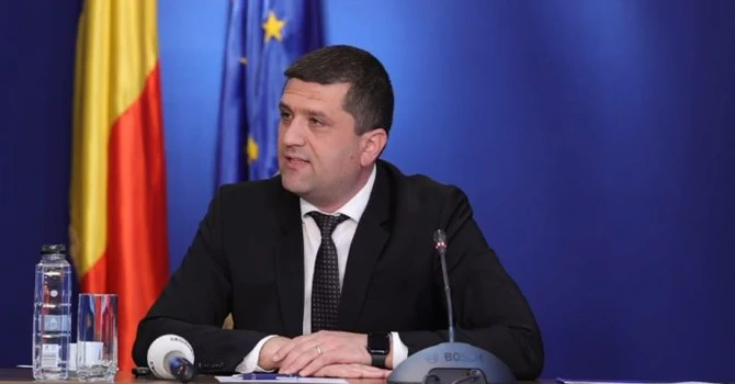 Radu Miruță: Astăzi e vremea să mai vină şi norocul şi am aici ordinul de ministru care întrerupe scumpirea biletului de metrou, pe care îl semnez şi care va pleca la Monitorul Oficial