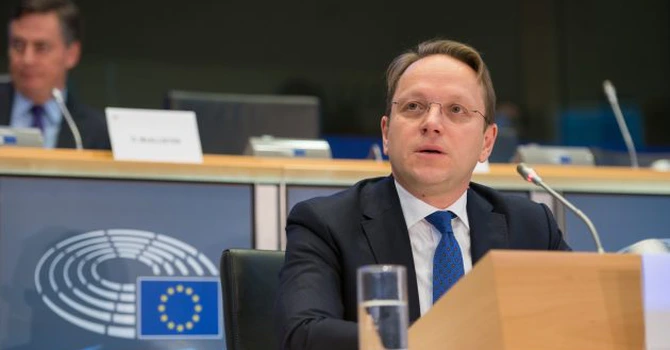 După înfrângerea lui Viktor Orban, vine și anunțul Bruxelles-ului că ancheta împotriva comisarului maghiar Oliver Varhelyi, suspectat de spionaj, e aproape încheiată