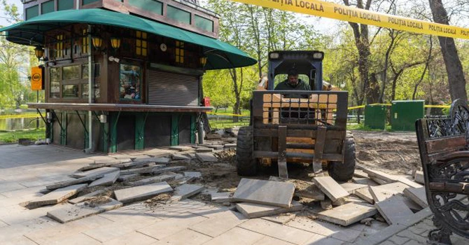 Primăria Capitalei a început desființarea construcțiilor ilegale din Parcul Cișmigiu