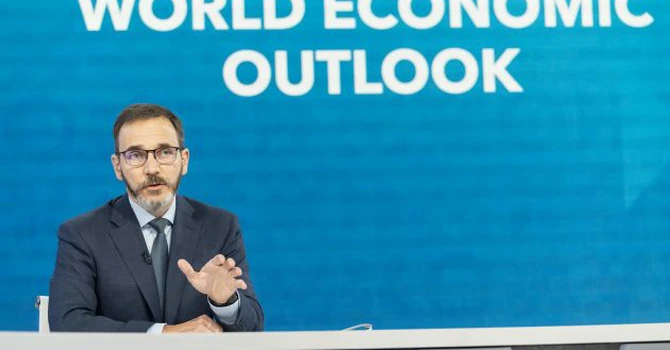 FMI și-a înrăutățit prognozele privind evoluția economiei globale și avertizează că e posibil să urmeze o recesiune