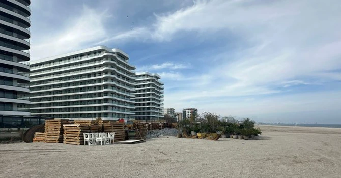 Inspectorii de la Apele Române au intervenit după ce două companii au început să amenajeze sectoare de plajă din Năvodari, fără a avea contracte de închiriere. Una dintre firme a fost amendată