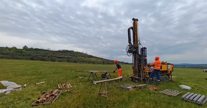 VIDEO „Autostrada Sudului A6”: Imagini cu lotul Filiași – Drobeta Turnu Severin, unde se execută foraje geotehnice