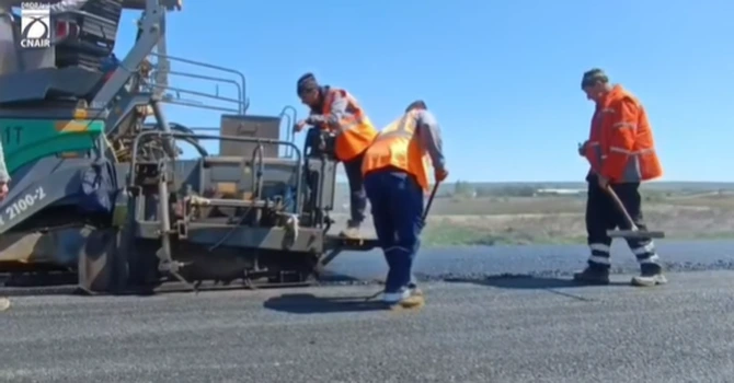 VIDEO Autostrada Moldovei A7: UMB a așternut primele două straturi de asfalt pe 20 din cei 77 de kilometri ai tronsonului Bacău – Pașcani