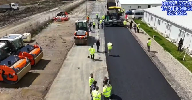 VIDEO Autostrada Unirii A8: Primul strat de asfalt experimental, așternut în cadrul proiectului pentru secțiunea Tg Mureș – Miercurea Nirajului