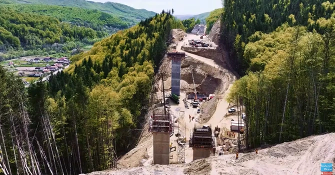 VIDEO Autostrada, pentru admirat peisaje sau pentru circulat cu viteză mare? Imaginile cu un lot montan din A1 Sibiu – Pitești împart șoferii în două tabere