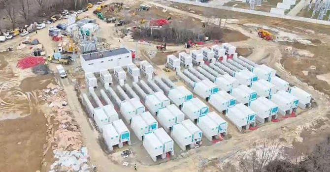 VIDEO Baterie mare de stocare a energiei de 200 MWh, cea mai mare din Banat, finalizată după 9 luni de românii de la Simtel
