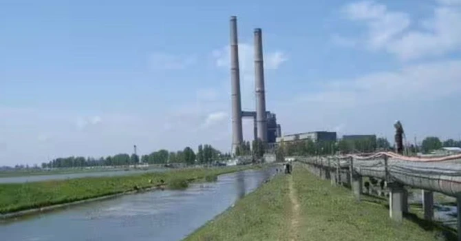 Centrală electrică mare de pe vremea lui Ceaușescu, scoasă acum la vânzare. A ajuns o ruină