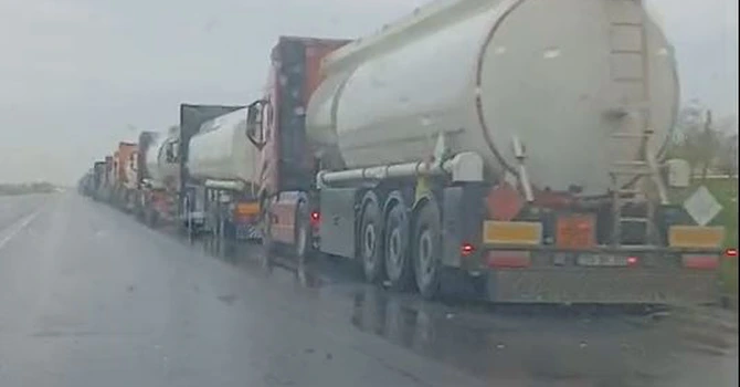 VIDEO Coadă uriașă de cisterne în fața rafinăriei Petromidia, așteptând să încarce carburanți