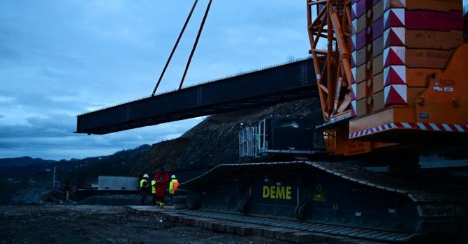FOTO Centura Comarnic: Au fost montate grinzile de 60 de metri peste râul Prahova