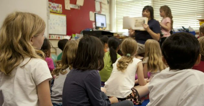 Alocația fixă ar putea scădea la 100 de lei: Cine sunt elevii care vor primi, în schimb, 350 de lei pe lună