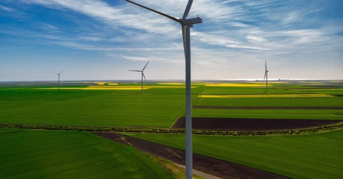 În România, orice nouă centrală electrică este oprită prin lege după ce primește OK-ul tehnic, deși țara are nevoie de energie. Chiar acum, parcul eolian cu cele mai mari turbine din țară este operațional, dar a trebuit oprit